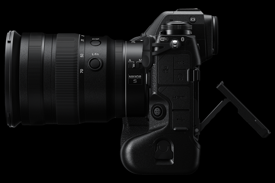 Z9_24_70_2.8_left_tilt_monitor